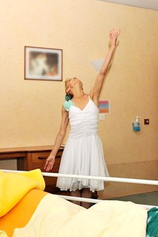 Une danseuse durant un spectacle dans une chambre d'hôpital