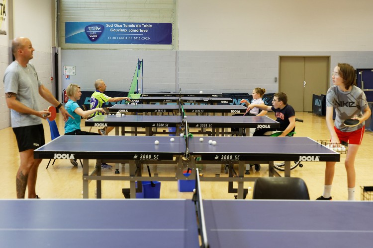Des jeunes jouent au para tennis de table