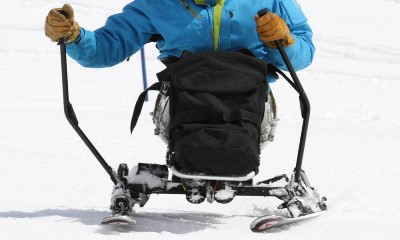 Une personne handicapée conduit un kart-ski grâce aux poignées